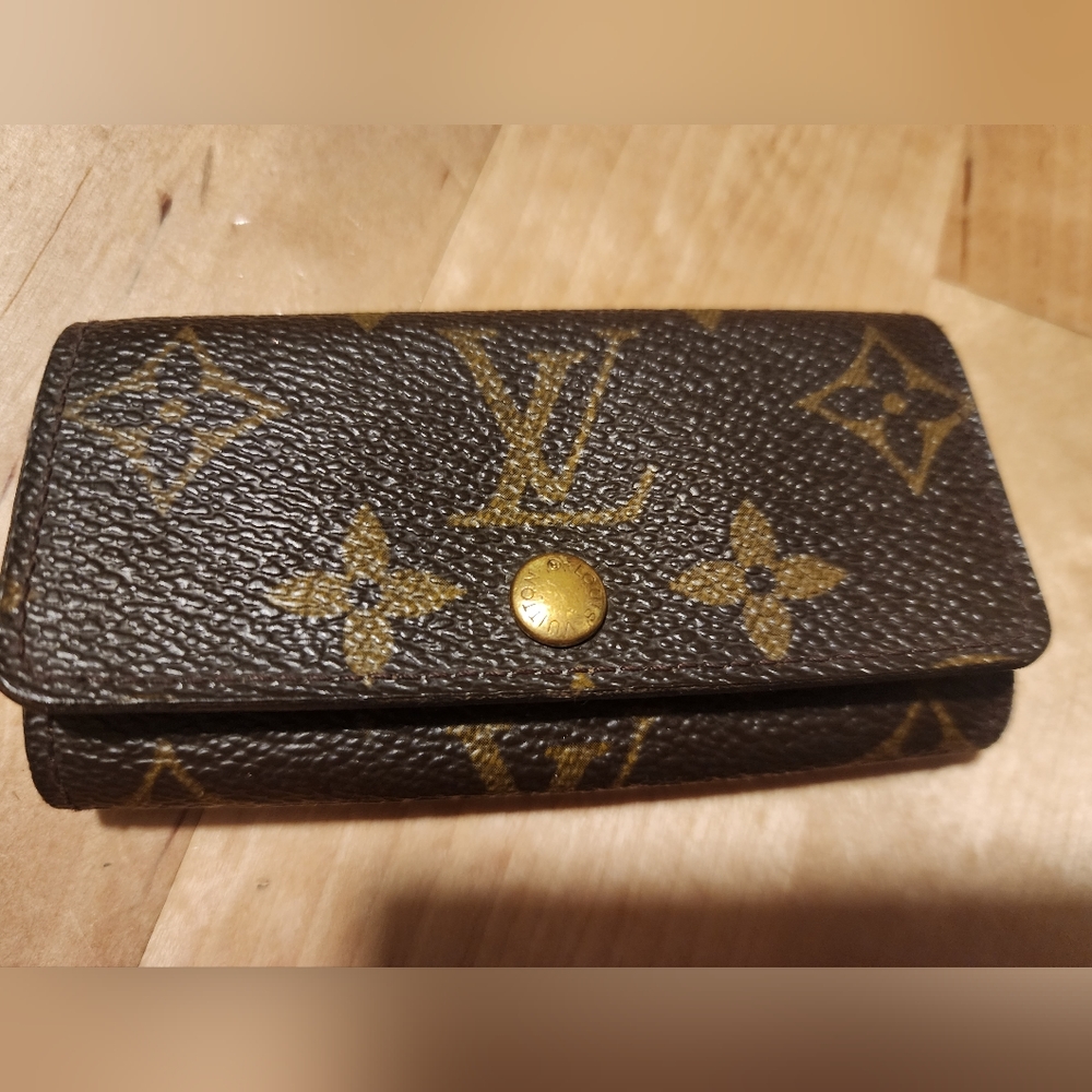 Authentic Louis Vuitton 4 Key Case 🔑